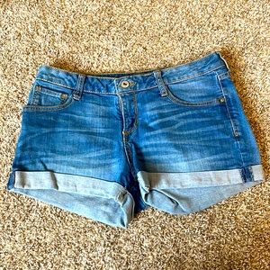 Arizona Jeans women’s/junior’s jean shorts, size 9, medium wash